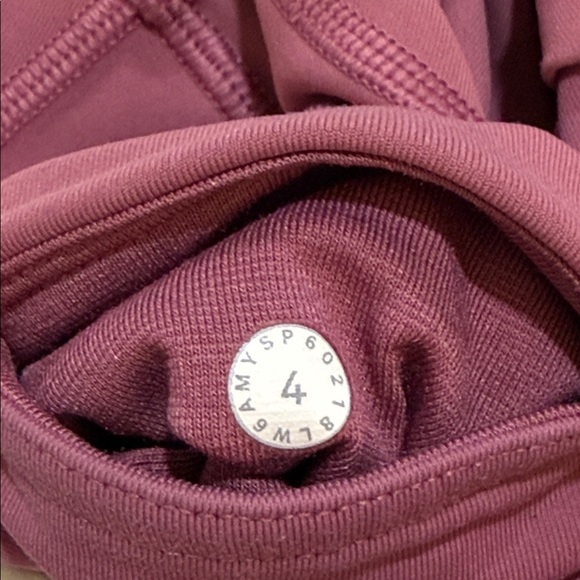 Rare Lululemon All The Right Places SZ 4 cropped - Picture 5 of 5